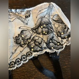 Gorgeous Black and White Roses Rhinestones Floral Garter Belt Black Satin NWOT